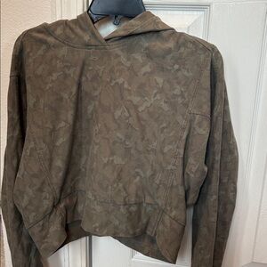 Athleta Long Sleeve Hooded Cropped Sweatshirt Green Camo Print